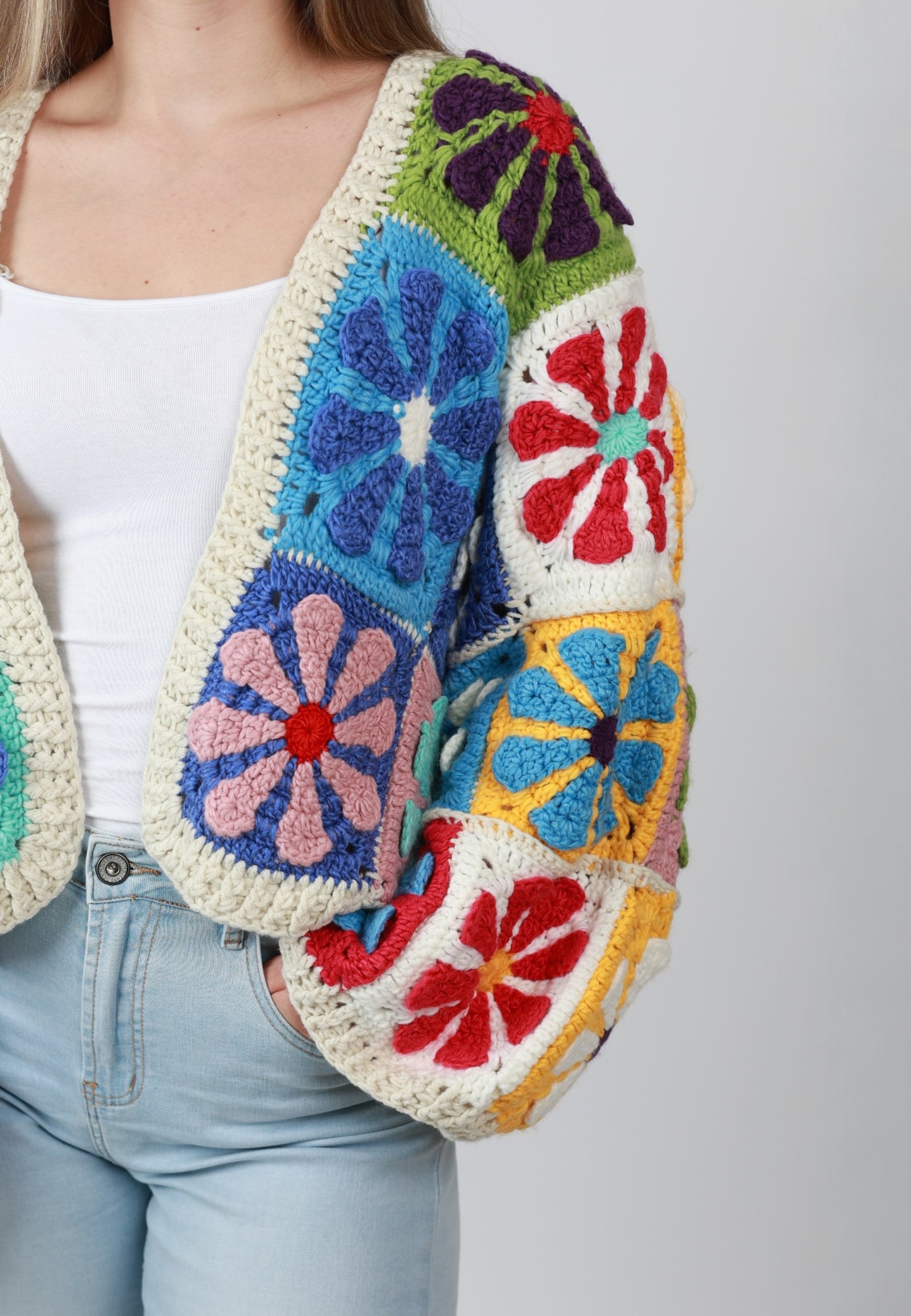 Maya Boho Flower-Cardigan – Handgemacht im Häkel-Look