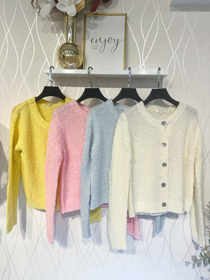 Bouclé Strickjacke Pastell
- Versch. Farben